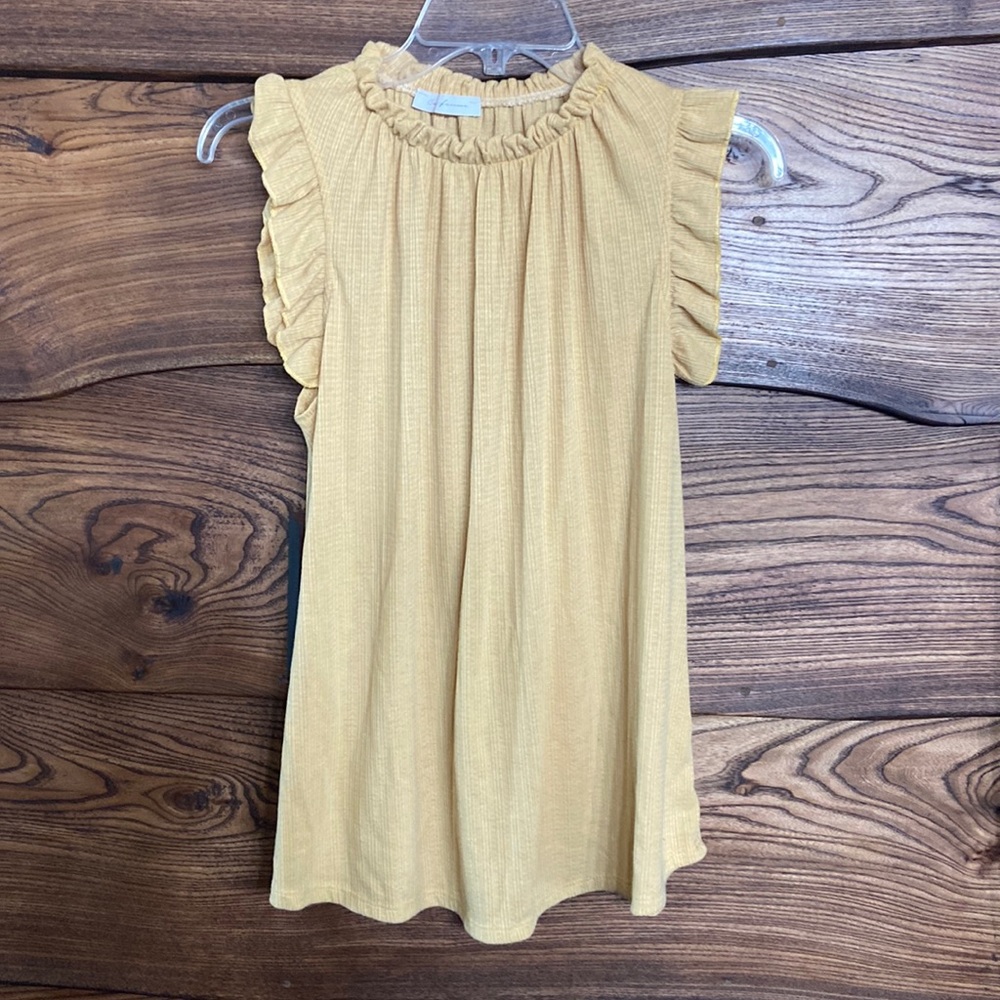 Cute sleeves shirt like new, size large